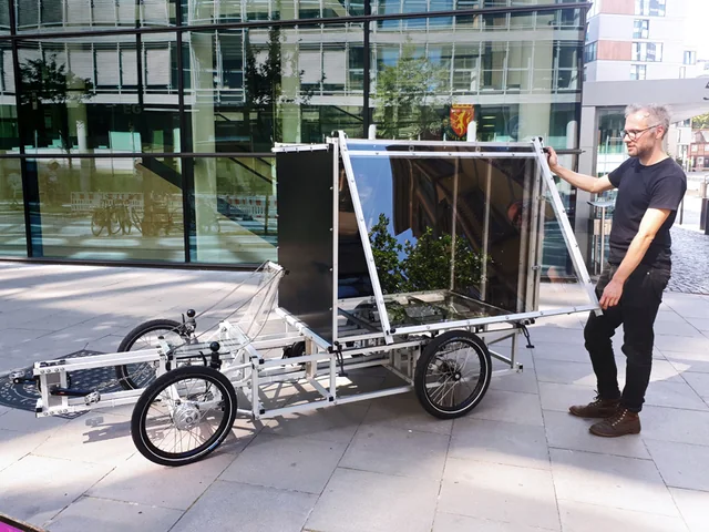 XYZ CARGO FOURWHEELER - with large box and side doors